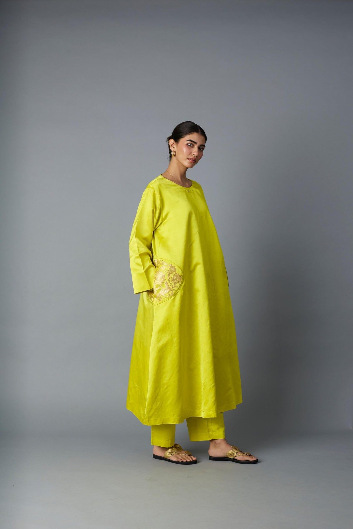 geet silk kurta set in yellow, image 3