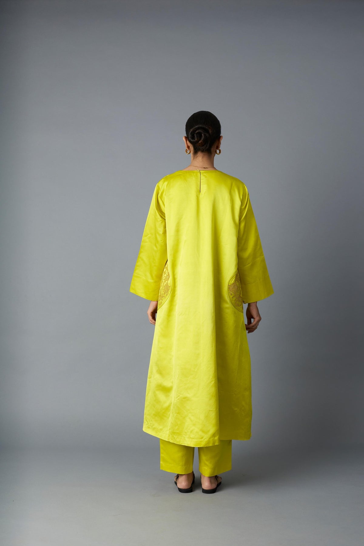 geet silk kurta set in yellow, image 5