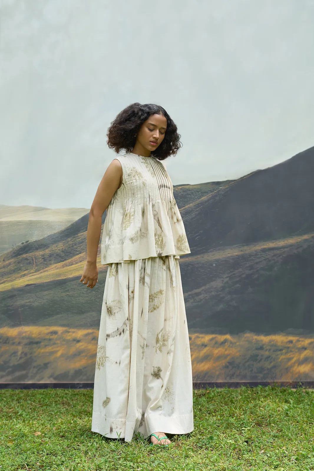 live leafy sleeveless pintucks top & skirt set, image 4