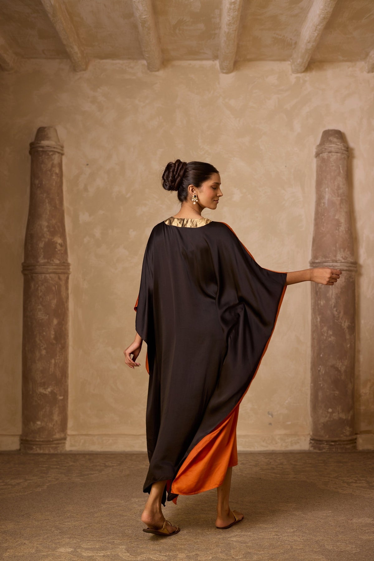 haar kaftan in rust & black, image 9