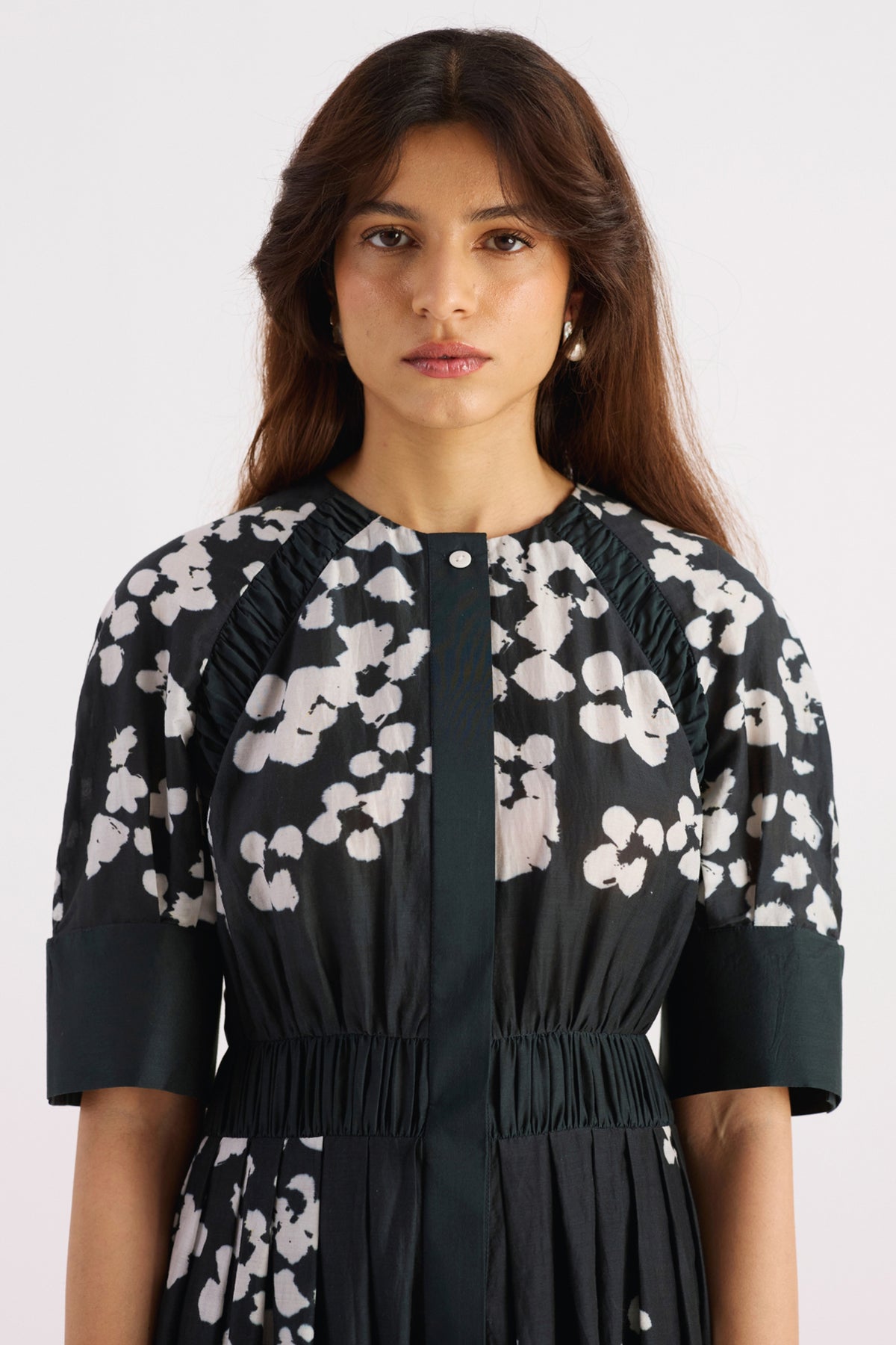 charcoal black floral print ruched waist dress — image 4