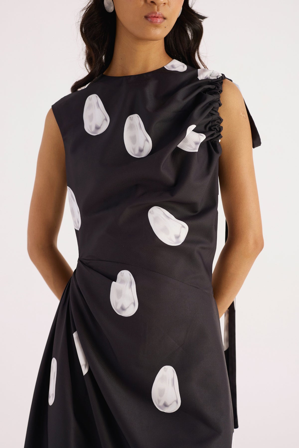 charcoal black pearl print one-shoulder dress — image 4