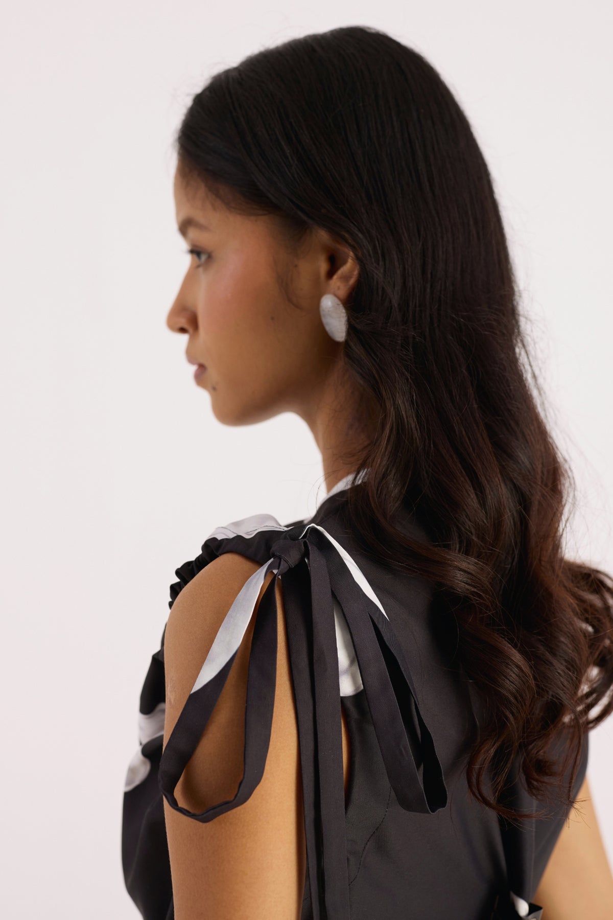 charcoal black pearl print one-shoulder dress — image 5