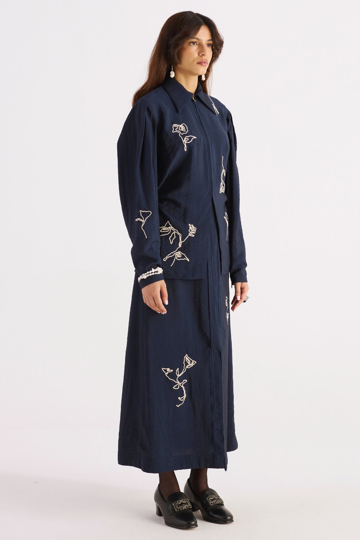 hand embroidered front slit straight skirt — image 3