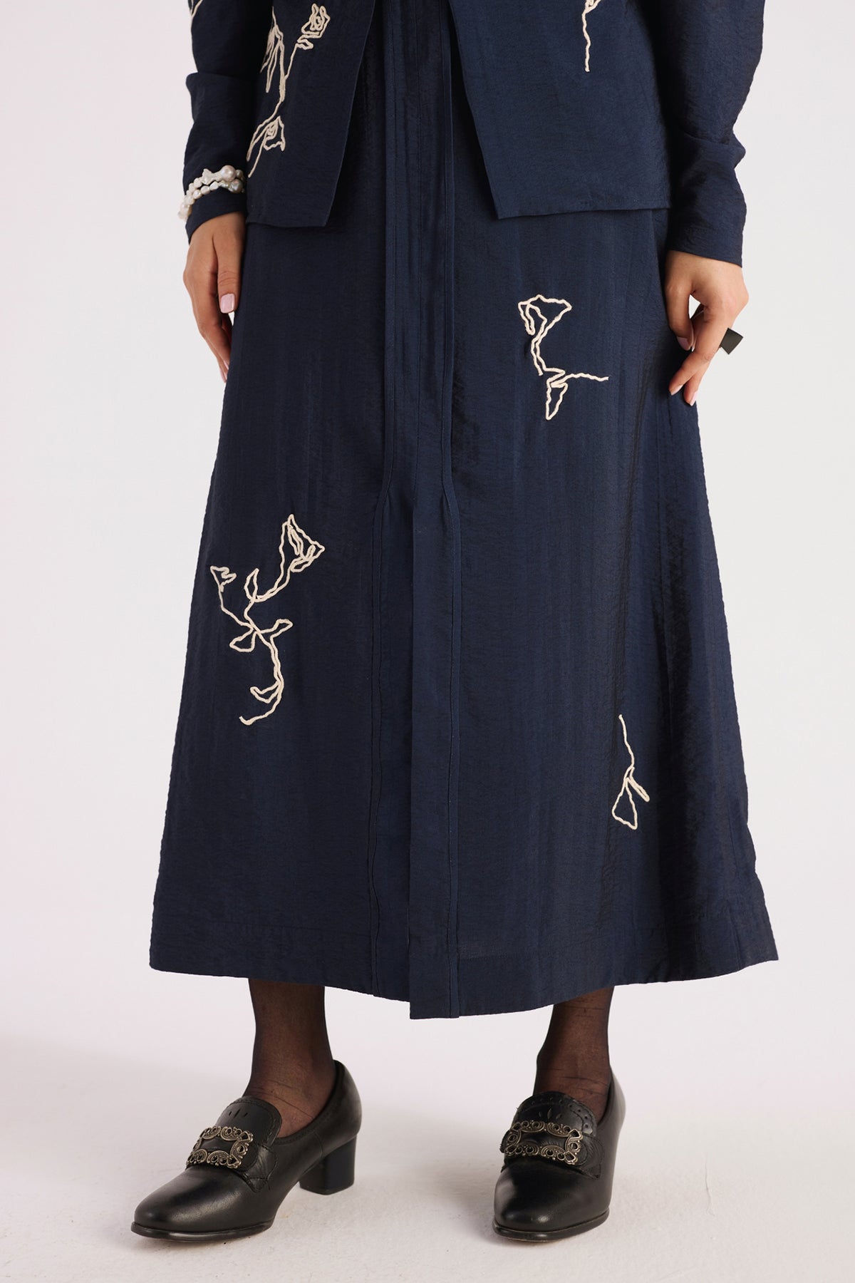 hand embroidered front slit straight skirt — image 4