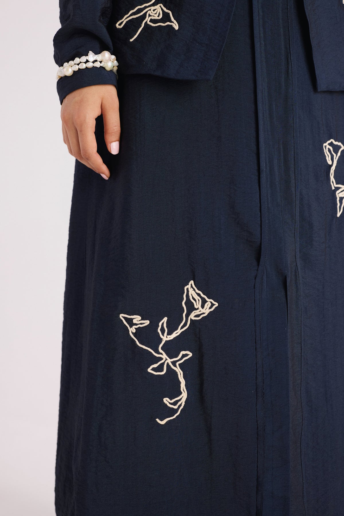 hand embroidered front slit straight skirt — image 5