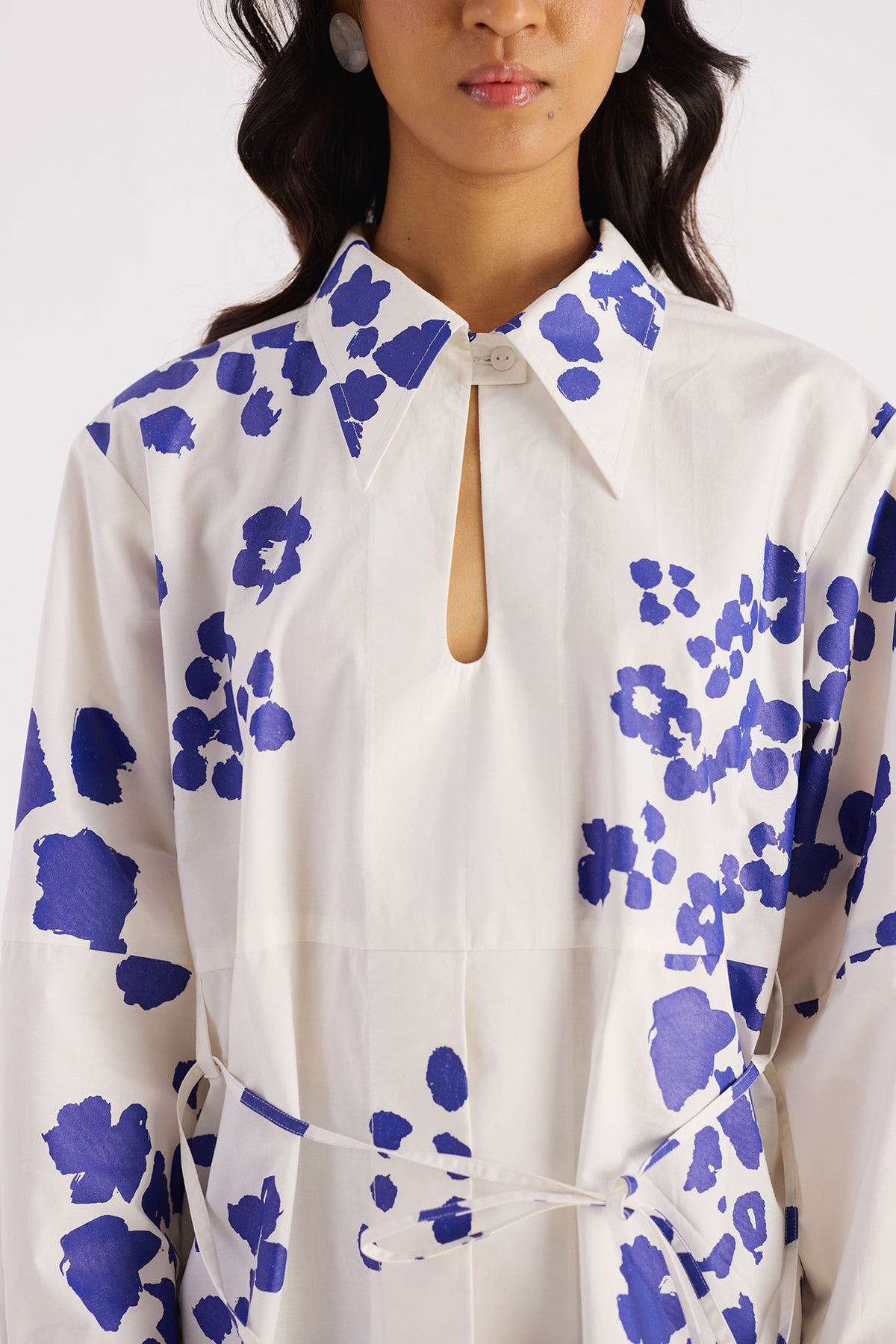 ivory screen print keyhole shirt — image 5
