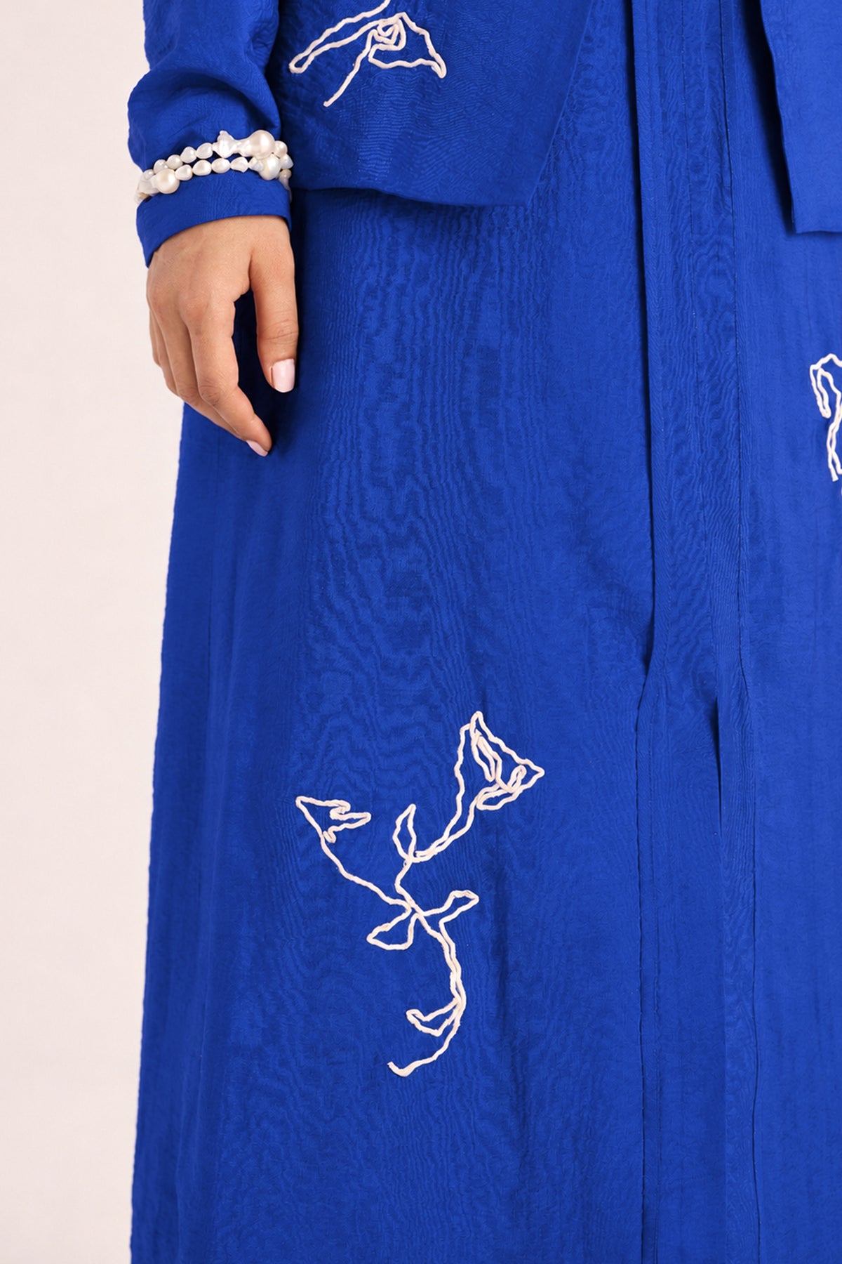 hand embroidered front slit straight skirt — image 8