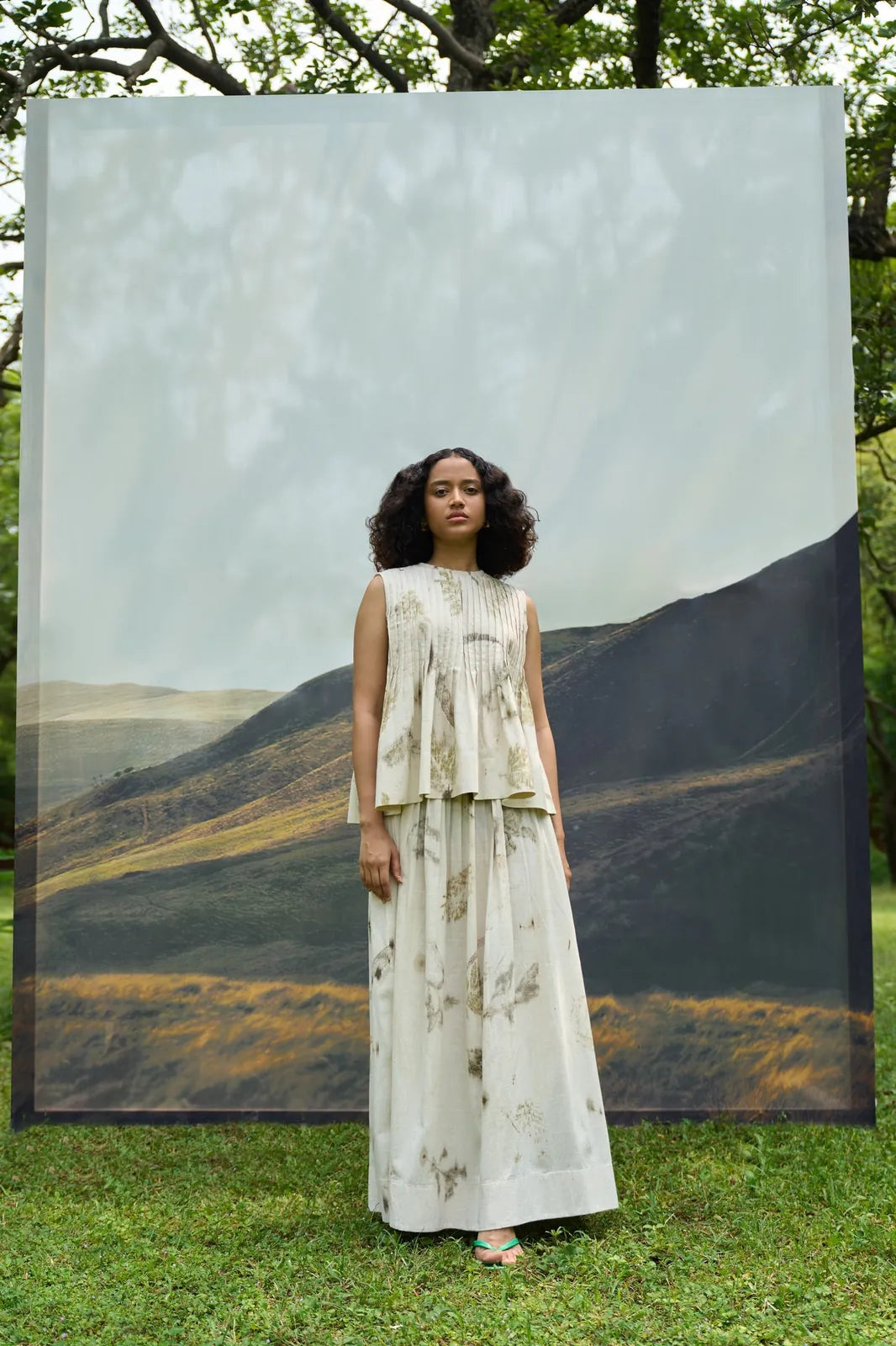 live leafy sleeveless pintucks top & skirt set, image 2