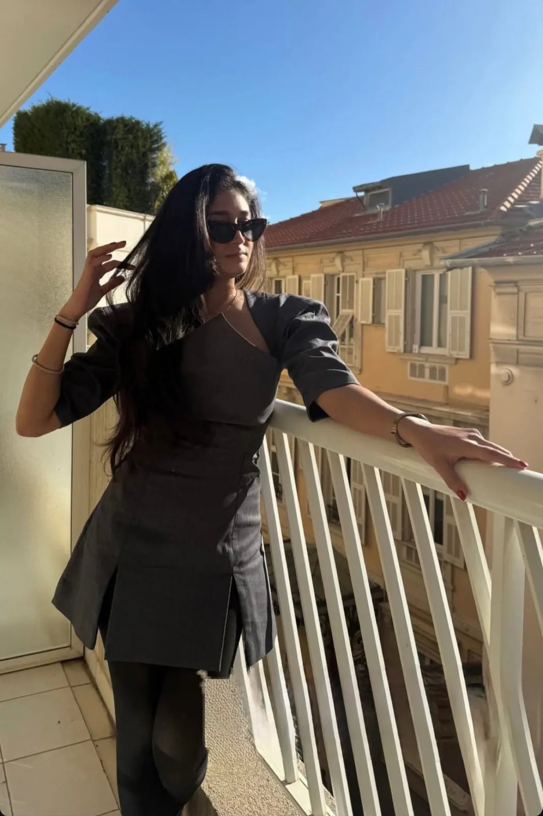 seher datta in barney stinson dress, image 3